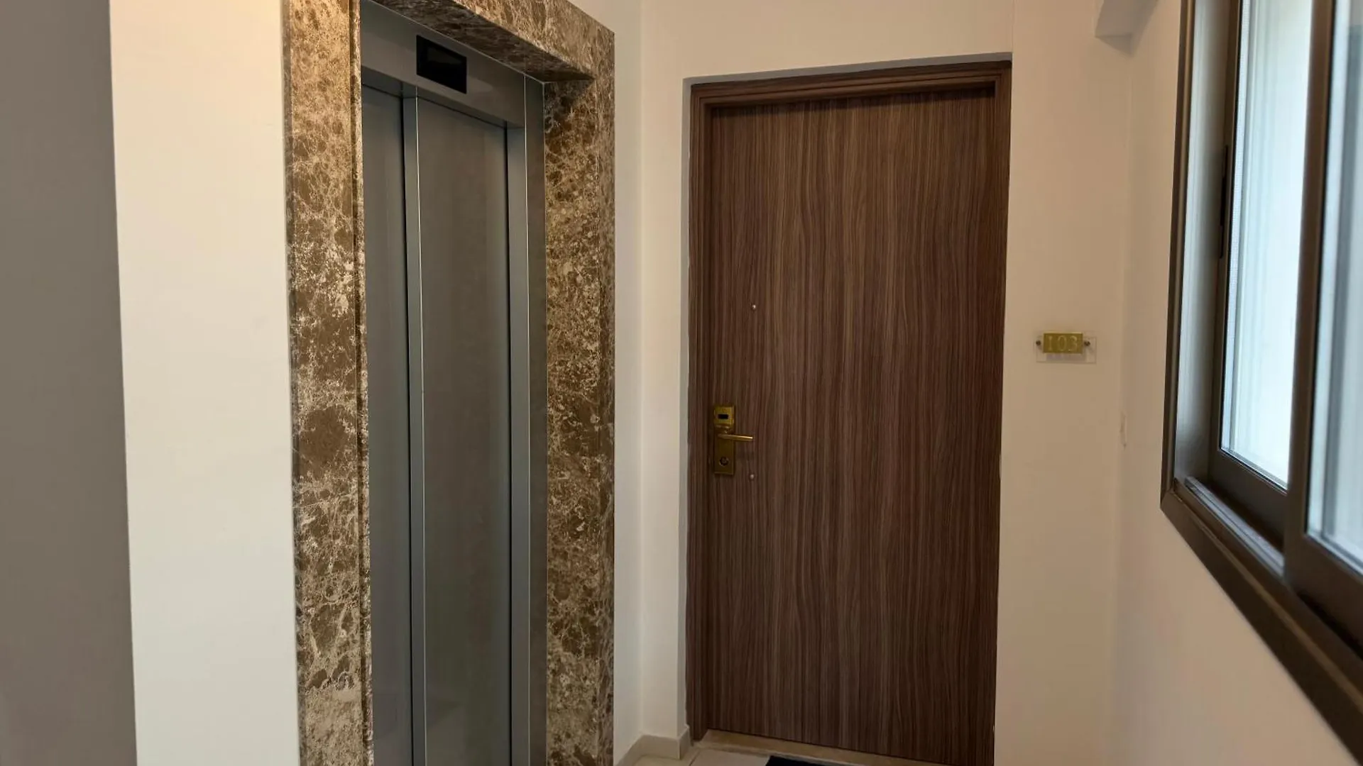 Halcyon Central Apartment 라르나카