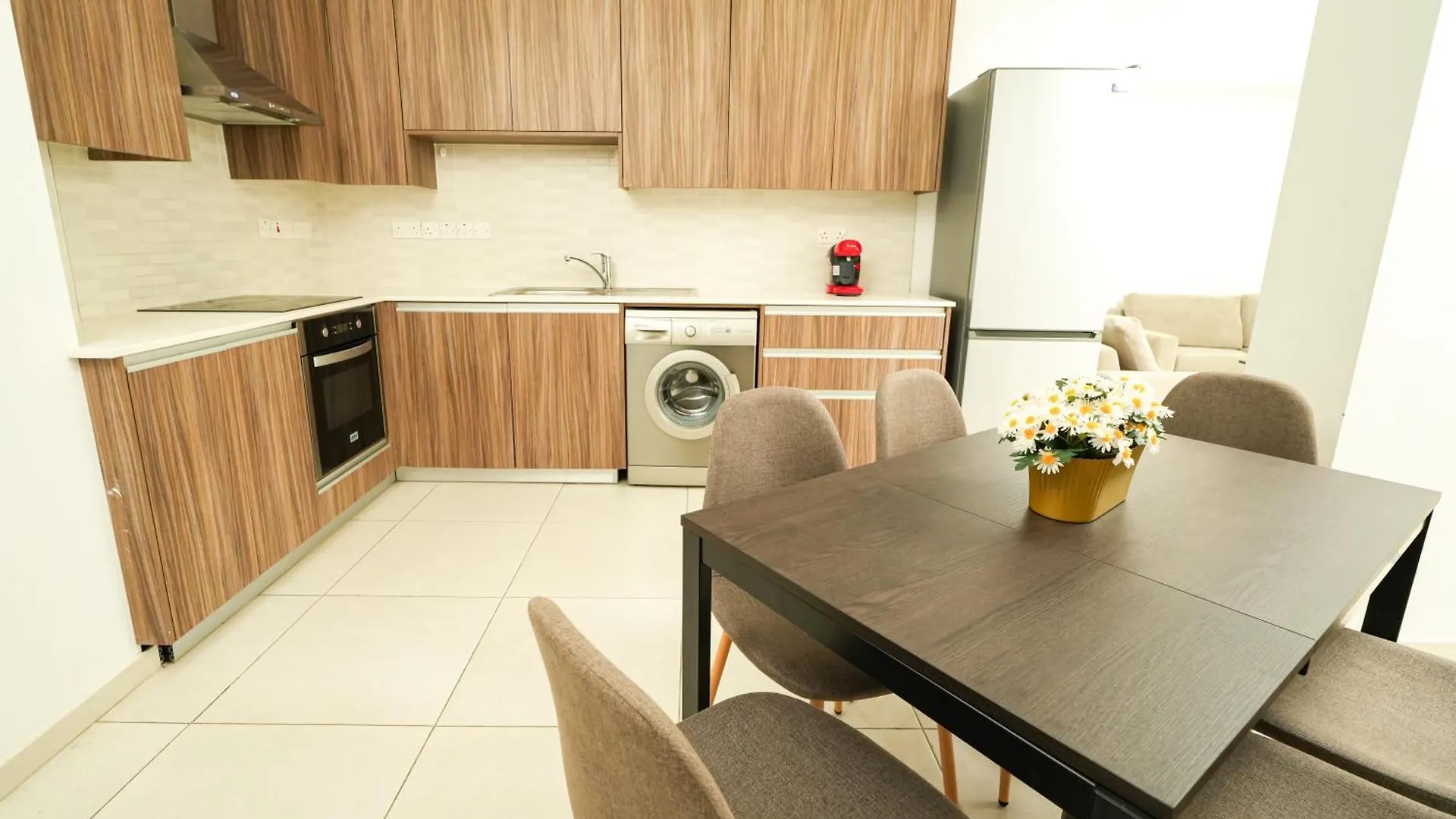 Halcyon Central Apartment 라르나카